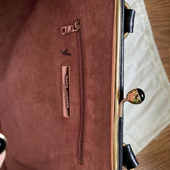 Marc Jacobs leather top handle / shoulder bag. Black leather with gold hardware - Picture 9 of 13